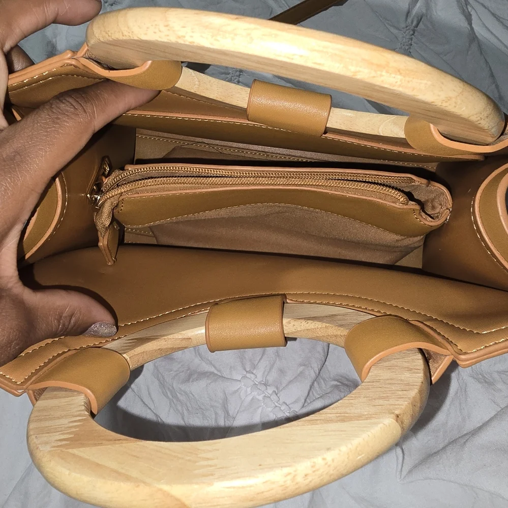 Stylish Tan Handbag with Wooden Handles - Picture 4 of 7